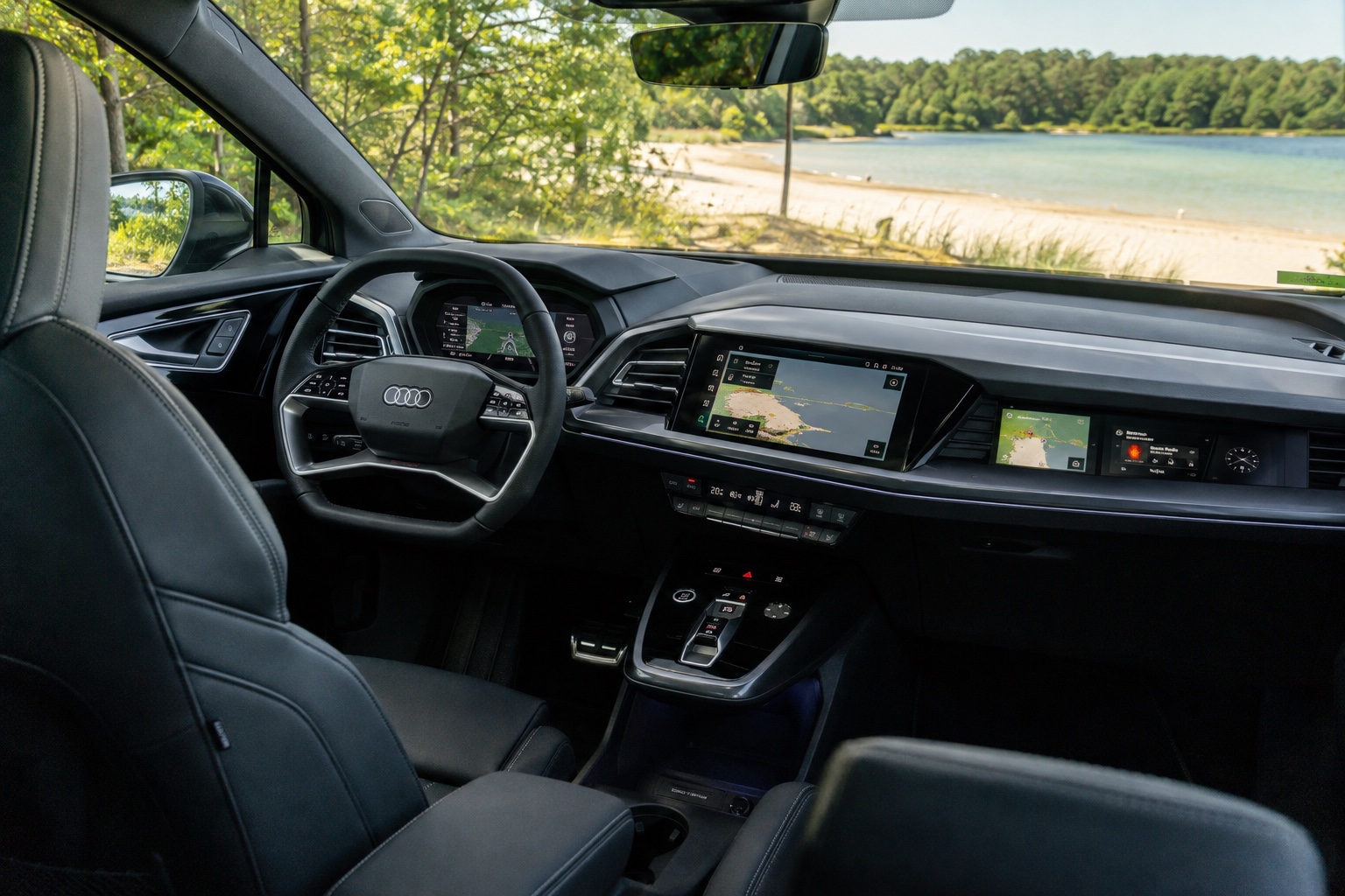 Audi Q4 Sportback e-tron-kabine set skråt fra højre bagsæde med de fabriksmonterede skærme tændt